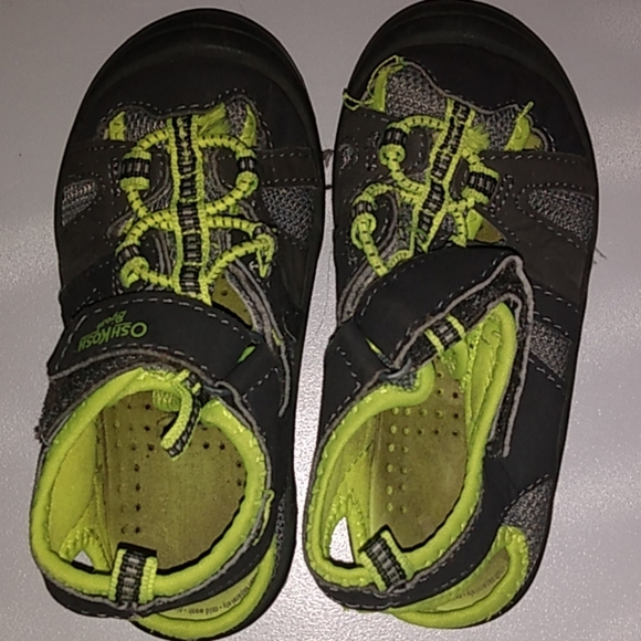 oshkosh bump toe sandals